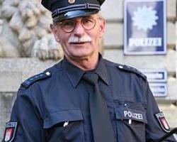 Policeman (wikimedia)